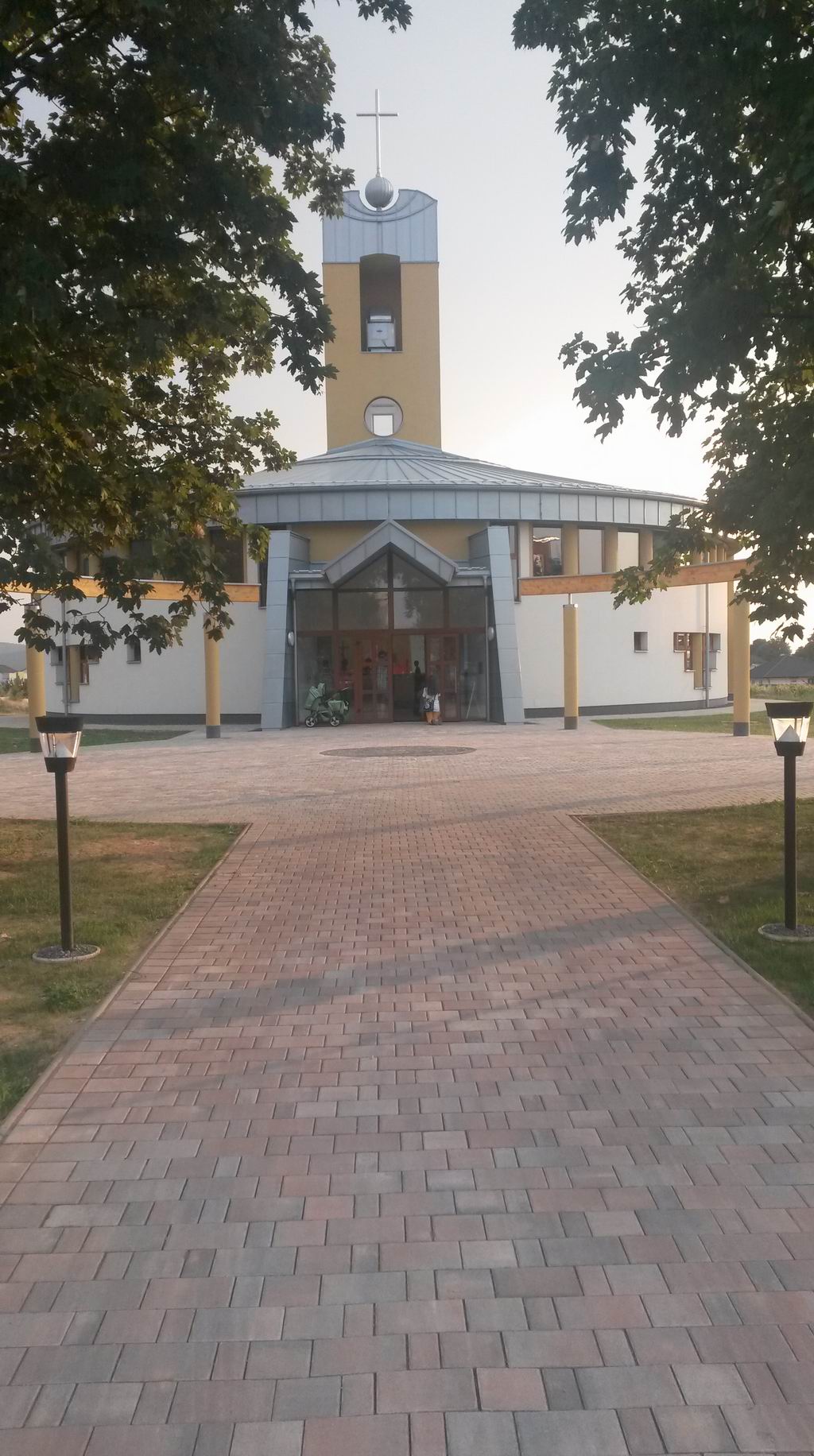 Osvetlenie okolia kostola v Dubnici nad Vahom
