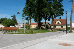 Osvetlenie parku okolo kostola v obci Ladce